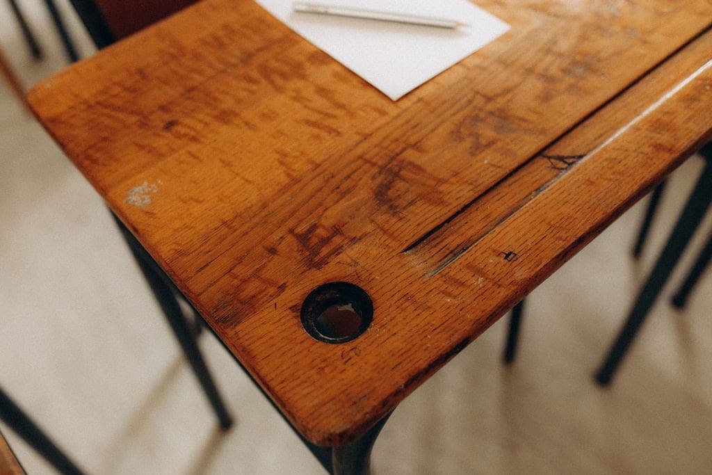 Bureau d'écolier chiné brocante pour décorer le gite sauge