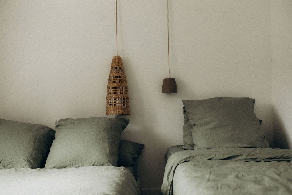 Chambre gîte avec linge de lit en lin français et appliques fait main