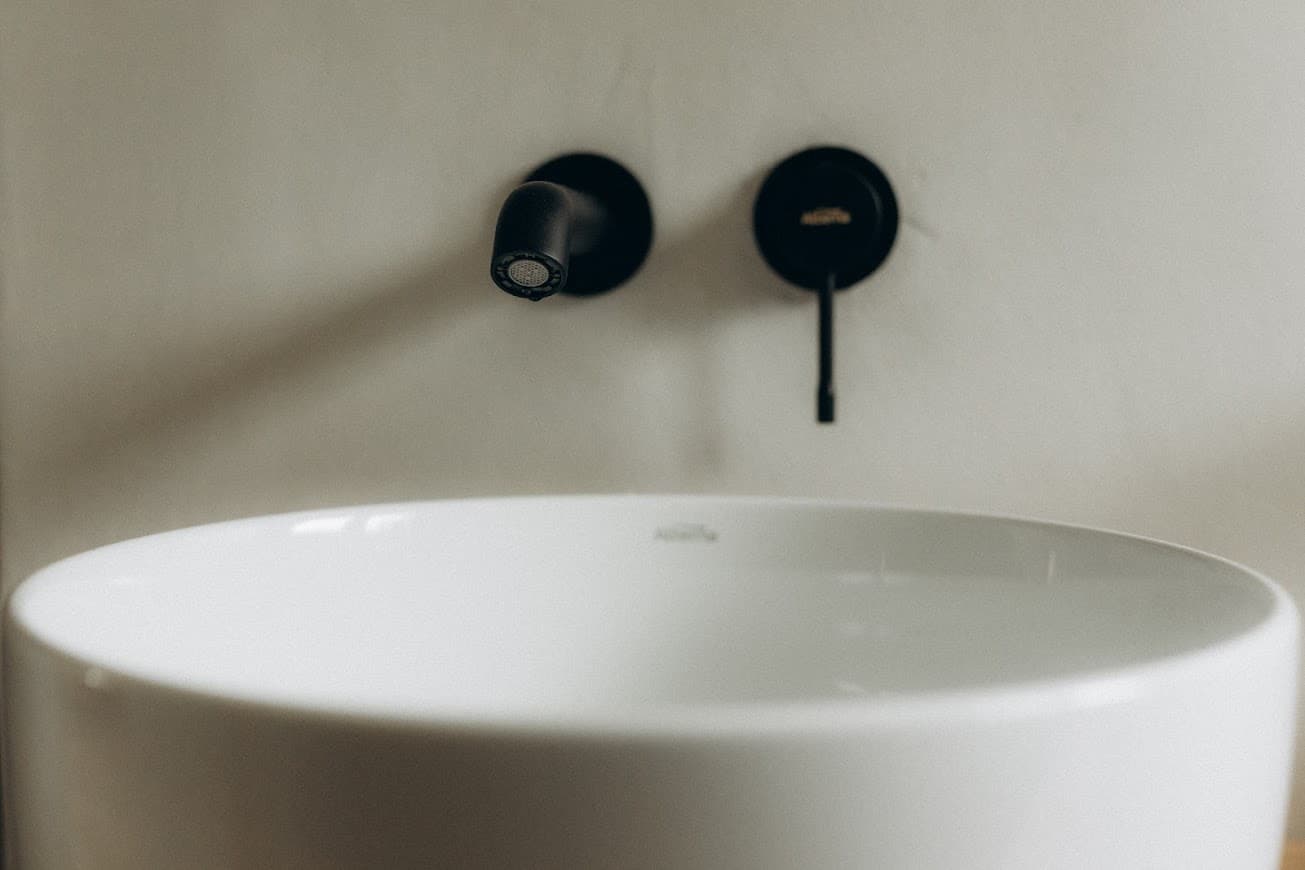 Détail robinetterie salle de bains noir mat gîte sauge