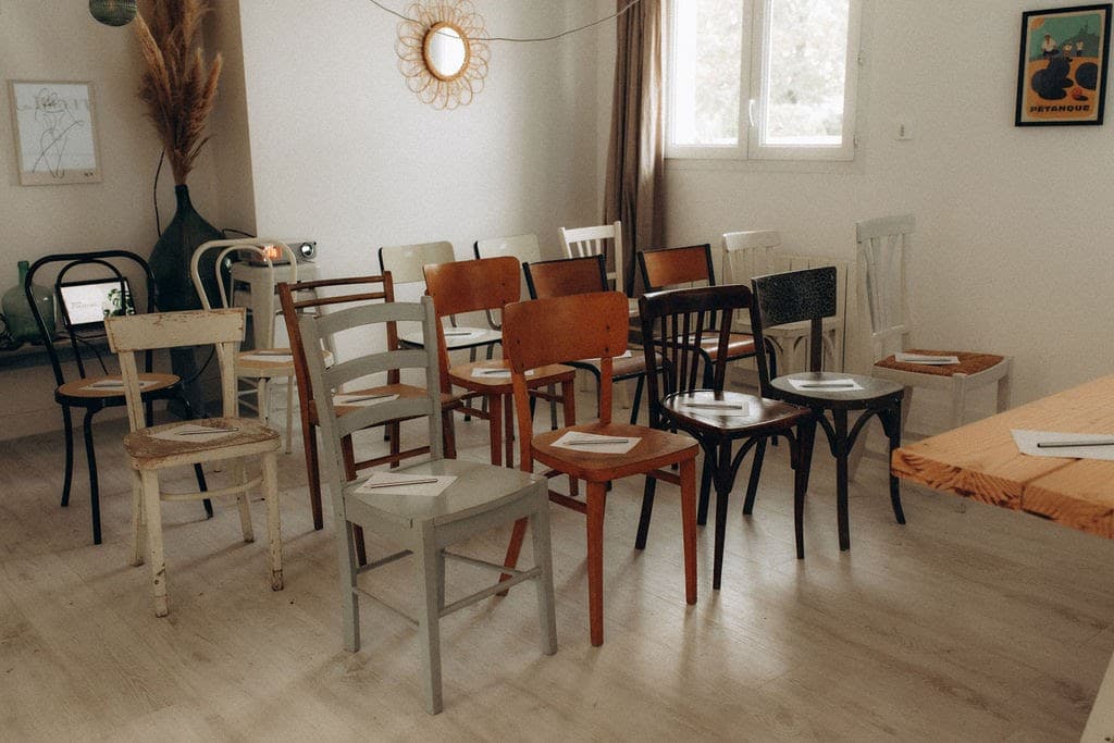 Salle de réunion pour 16 personnes dans cadre original et nature avec chaises chinées et rétroprojecteurs