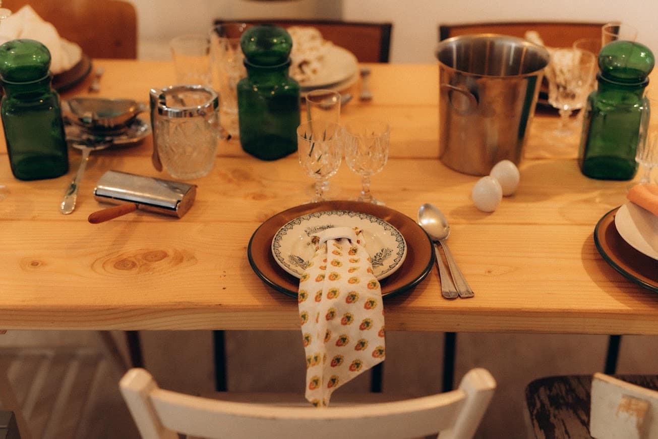 Table conviviale pour repas familiaux ou entre amis dans gîte écoresponsable du mas cantegril