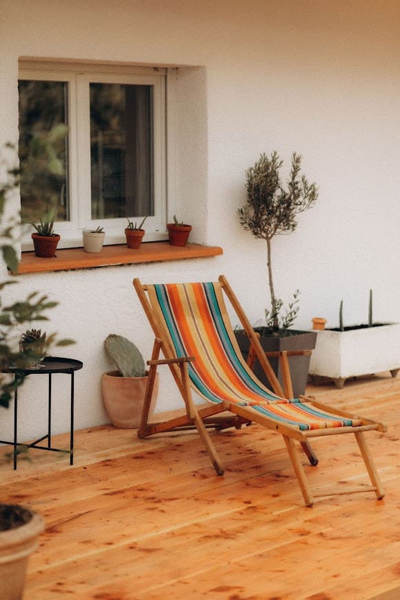 Terrasse en bois avec transat chiné pour se relaxer pendant ses vacances au gite